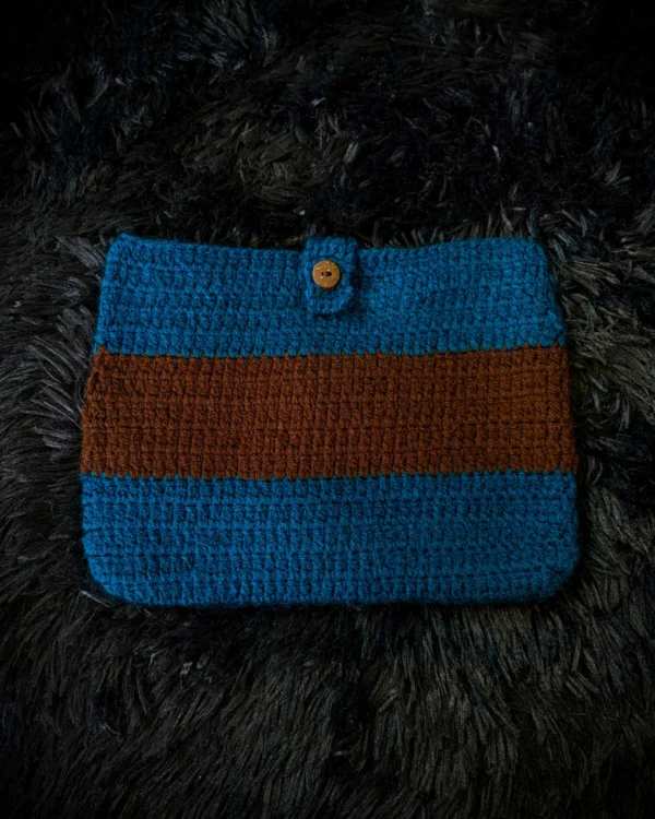 Funda para libro tejida a crochet azul y marrón