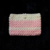 Funda para libro tejida a crochet con bolsillo rosa y blanco