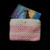 Funda para libro tejida a crochet con bolsillo rosa y blanco
