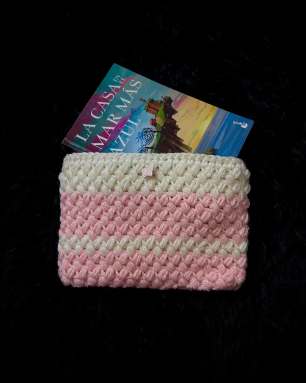 Funda para libro tejida a crochet con bolsillo rosa y blanco