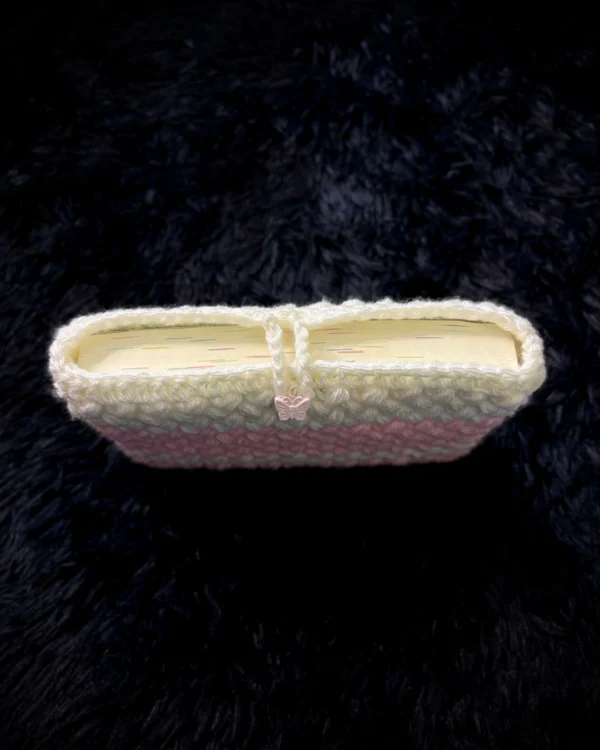 Funda para libro tejida a crochet con bolsillo rosa y blanco
