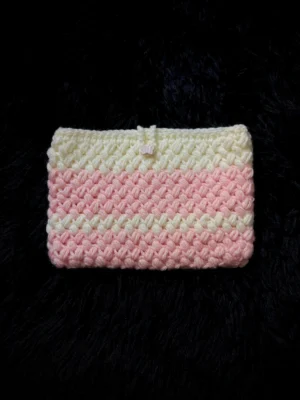 Funda para libro tejida a crochet con bolsillo rosa y blanco