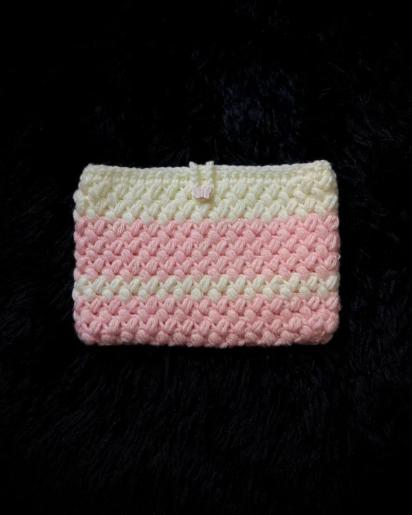 Funda para libro tejida a crochet con bolsillo rosa y blanco