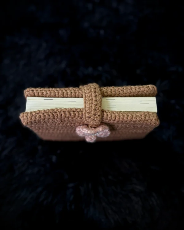 Funda para libro tejida a crochet mini marrón