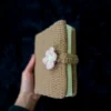 Funda para libro tejida a crochet mini marrón