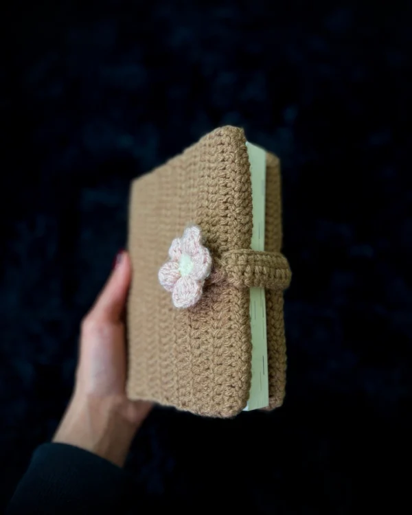 Funda para libro tejida a crochet mini marrón