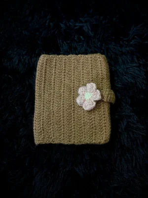 Funda para libro tejida a crochet mini marrón