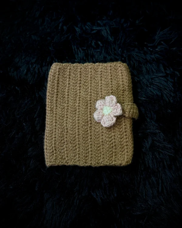 Funda para libro tejida a crochet mini marrón