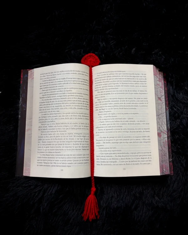Marcapáginas corazón rojo tejido a crochet
