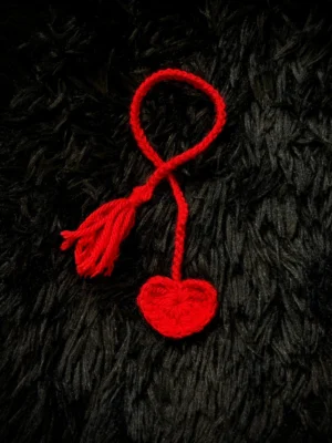 Marcapáginas corazón rojo tejido a crochet