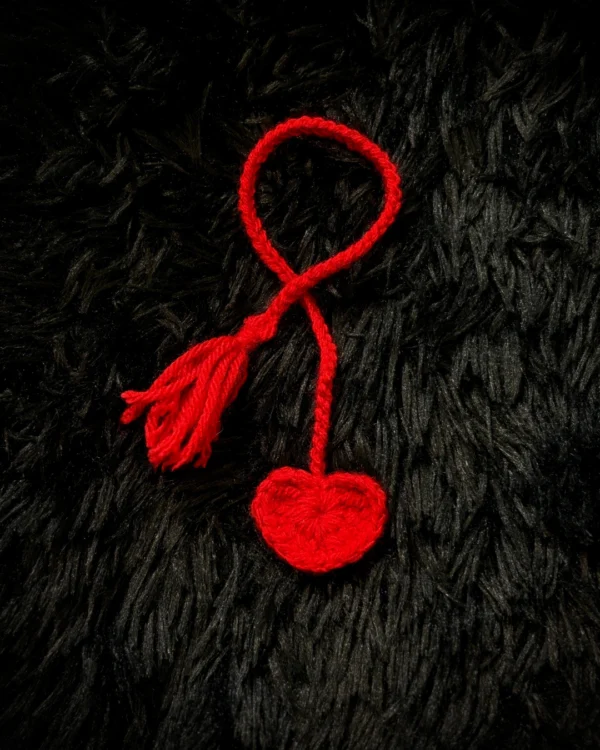 Marcapáginas corazón rojo tejido a crochet