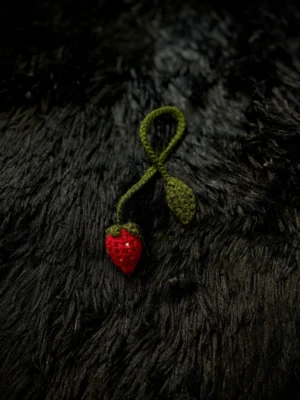 Marcapáginas de frutilla tejido a crochet