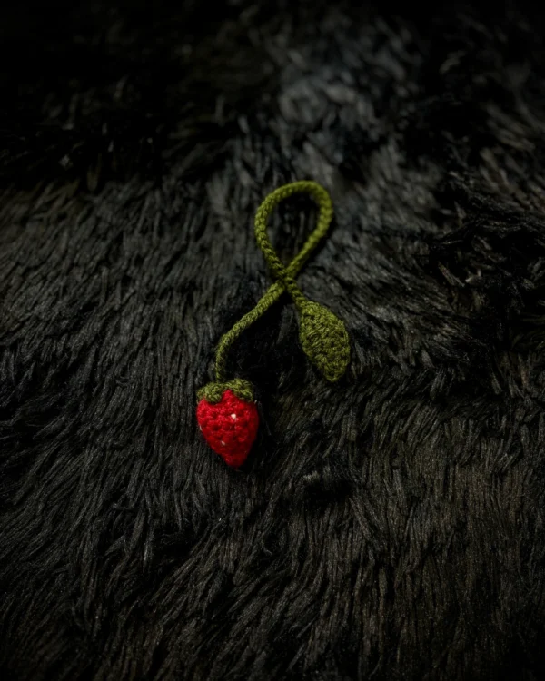 Marcapáginas de frutilla tejido a crochet
