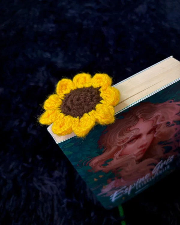 Marcapáginas de girasol tejido a crochet