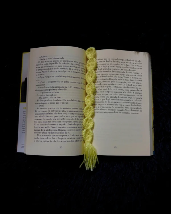 Marcapáginas redondo amarillo tejido a crochet