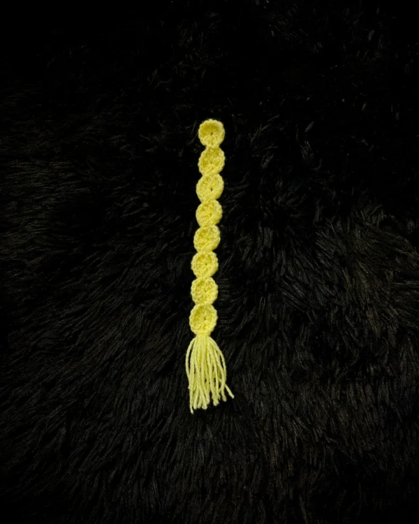 Marcapáginas redondo amarillo tejido a crochet
