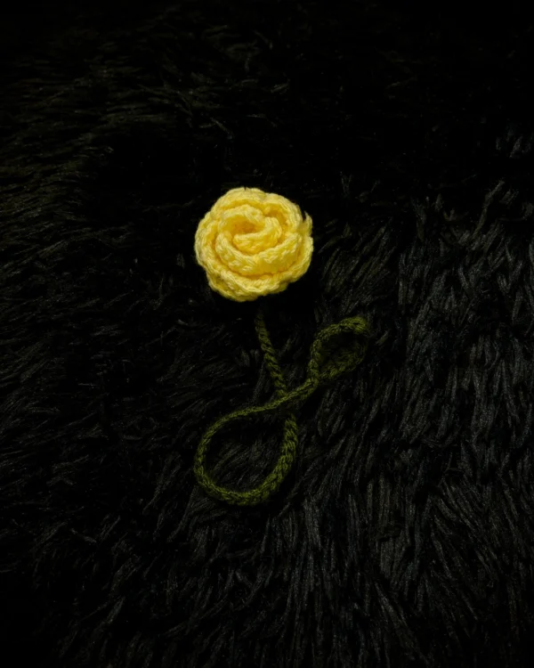 Marcapáginas de rosa amarilla tejido a crochet
