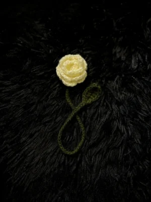 Marcapáginas de rosa amarillo pastel tejido a crochet