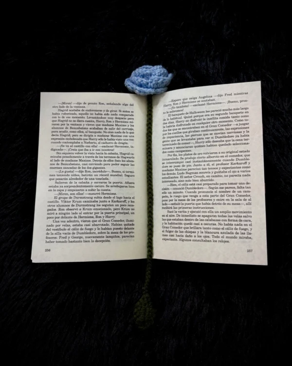 Marcapáginas de rosa celeste tejido a crochet