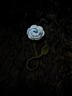 Marcapáginas de rosa celeste tejido a crochet