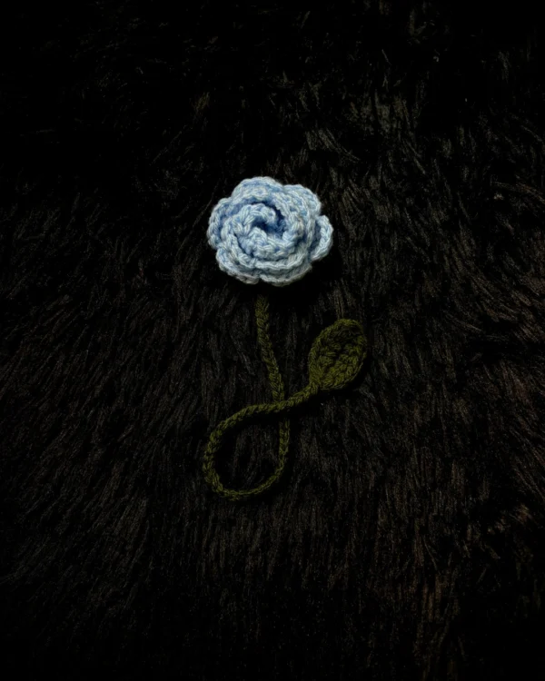 Marcapáginas de rosa celeste tejido a crochet