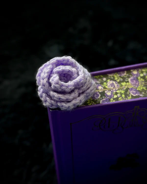 Marcapáginas de rosa lila tejido a crochet