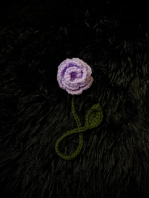 Marcapáginas de rosa lila tejido a crochet
