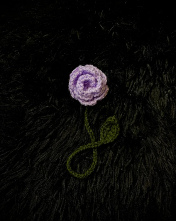 Marcapáginas de rosa lila tejido a crochet
