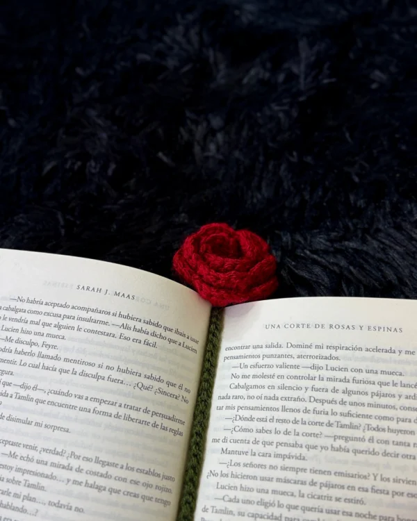 Marcapáginas de rosa roja tejido a crochet