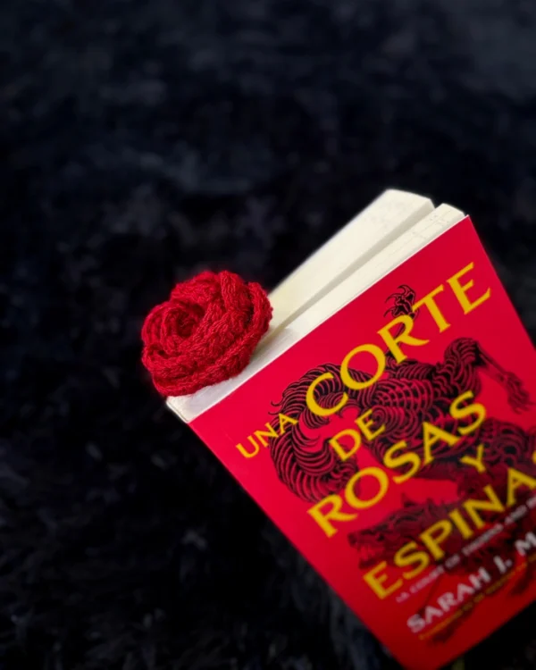 Marcapáginas de rosa roja tejido a crochet