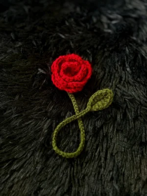 Marcapáginas de rosa roja tejido a crochet