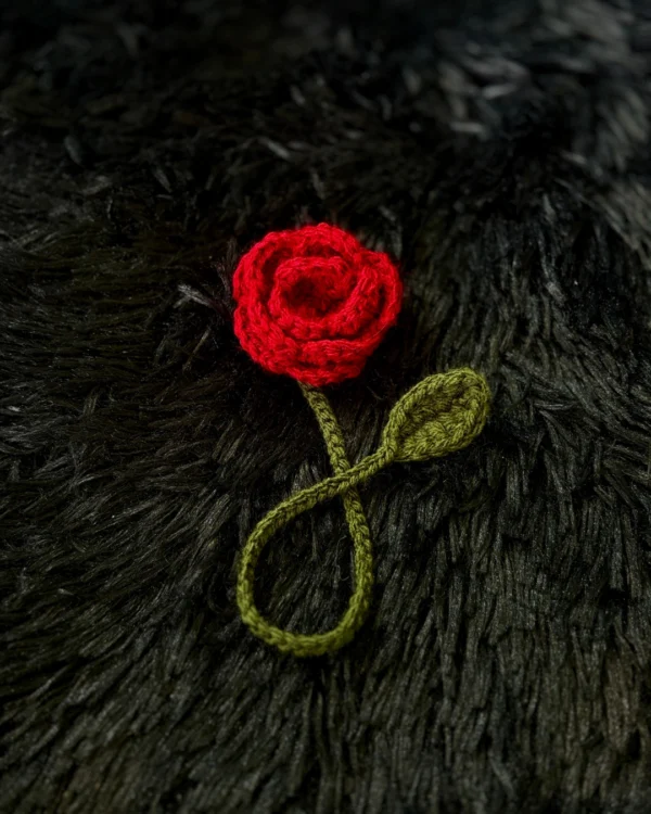 Marcapáginas de rosa roja tejido a crochet