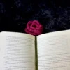 Marcapáginas de rosa rosada tejido a crochet