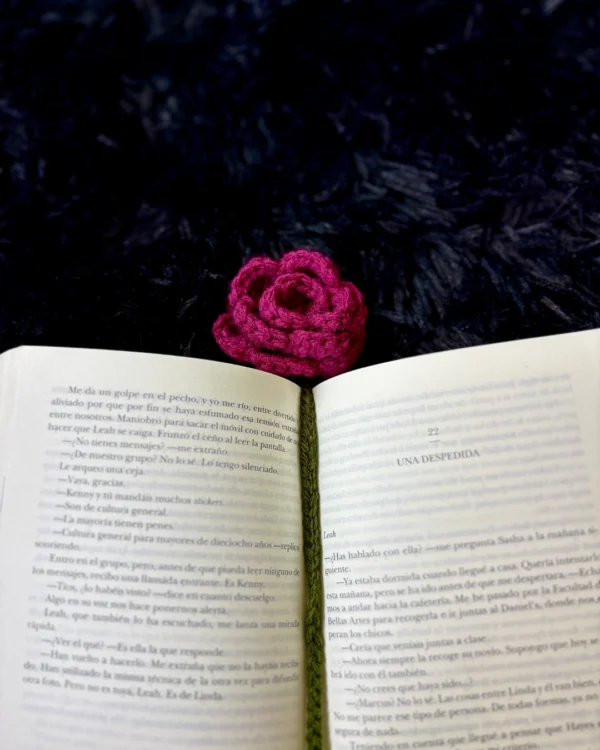 Marcapáginas de rosa rosada tejido a crochet