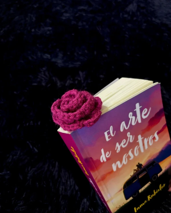 Marcapáginas de rosa rosada tejido a crochet