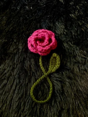 Marcapáginas de rosa rosada tejido a crochet