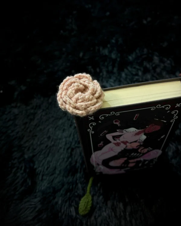 Marcapáginas de rosa color rosa viejo tejido a crochet