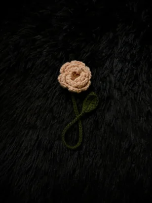 Marcapáginas de rosa color rosa viejo tejido a crochet