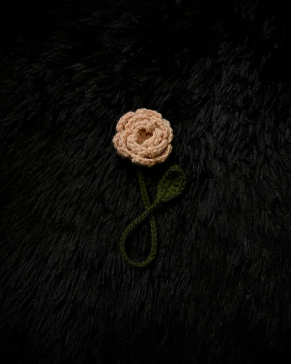 Marcapáginas de rosa color rosa viejo tejido a crochet
