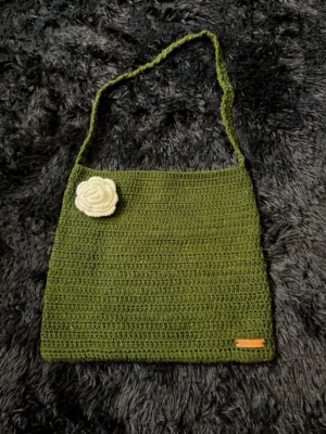 Bolso verde con flor blanca - foto 1