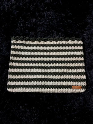 Funda verde y crema para notebook - foto 1