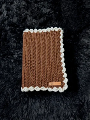 Funda para libro marrón con bordes - foto 1 Funda para libro marrón con bordes - foto 1